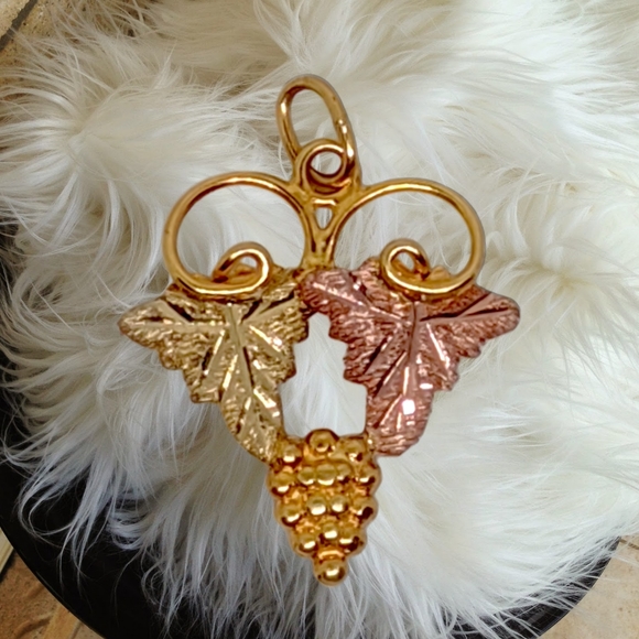 10k Gold Designer Grapevine Pendant - Picture 8 of 8